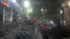 VIDEO: Demo Buruh Belum Bubar, Kayu Dibakar dan Barikade Diterobos