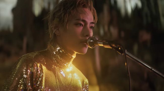 V BTS merilis Love Me Again sebagai single jelang peluncuran album solo pertamanya, Layover. Lagu itu memamerkan vokal bariton Kim Tae-hyung.