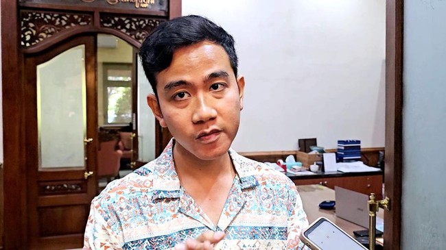 Wali Kota Solo Gibran Rakabuming Raka mendukung larangan TikTok Shop di Tanah Air karena merugikan pelaku usaha dalam negeri khususnya UMKM.