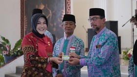 Bupati Klaten Serahkan KTA IPHI Kepada 1.243 Jemaah Haji
