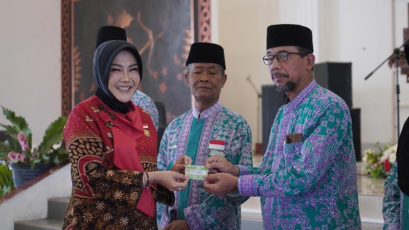 Bupati Klaten menyerahkan Kartu Tanda Anggota (KTA) Ikatan Persaudaraan Haji Indonesia (IPHI) Klaten kepada para jemaah haji yang baru kembali dari tanah suci.