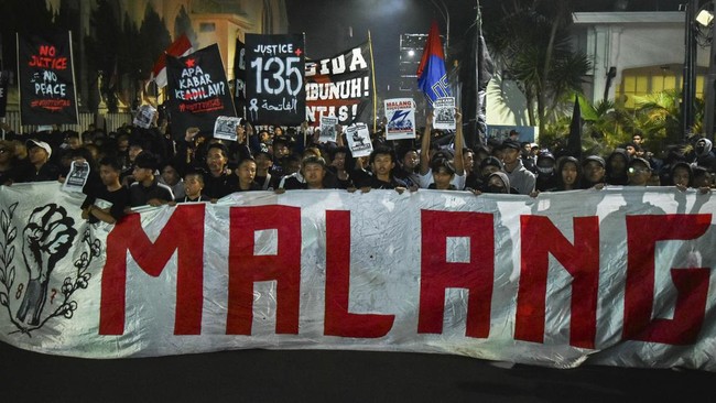 Keluarga korban meninggal Tragedi Kanjuruhan menyambut positif putusan kasasi MA yang menganulir vonis bebas dua polisi terdakwa.