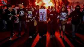 FOTO: HUT Ke-36 Arema, Korban Tragedi Kanjuruhan Tuntut Keadilan