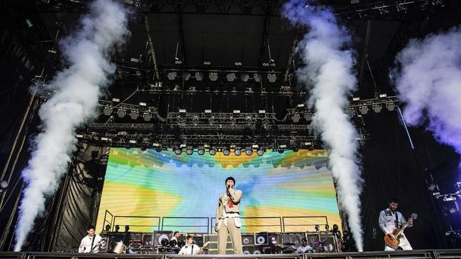 Sejumlah penonton konser Bring Me The Horizon (BMTH) hari pertama di Jakarta, Jumat (10/11) mendesak refund usai pertunjukan dihentikan di tengah set.