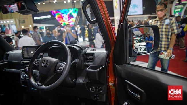 Gaikindo menurunkan target penjualan mobil baru pada tahun ini sebesar hampir 30 persen dari sebelumnya.