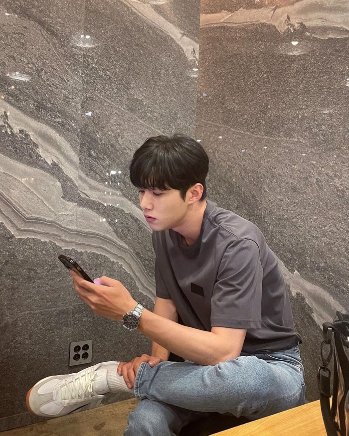 Di samping itu, di kehidupan sehari-hari Seo Ji Hoon selalu berhasil membuat publik terpesona dengan gayanya yang boyfriend-able sehingga tumbuh harapan suatu saat nanti sang aktor akan menjadi pemeran utama dalam proyek akting./ Foto: instagram.com/jihux