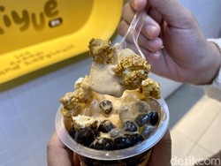Cicip Es Krim Thai Tea Viral Pakai Topping Caramel Popcorn, Gimana Rasanya?
