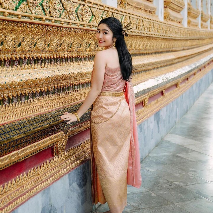 <p>Lewat media sosial pribadinya, Febby Rastanty mengunggah sejumlah potret ketika sedang mengunjungi tempat wisata Wat Arun. Ia tampil mengenakan busana tradisional sambil meresapi keindahan budaya Thailand dalam kunjungannya. <em>"Lost in the beauty of Wat Arun. Absolutely captivated by the history and elegance here,"</em> kata Febby. (Foto: Instagram @febbyrastanty)</p>