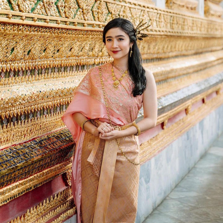 <p>Febby memadukan atasannya dengan kain lilit bercorak tradisional. Penampilannya semakin anggun karena rambutnya dipercantik memakai aksesori khas Thailand. (Foto: Instagram @febbyrastanty)</p>