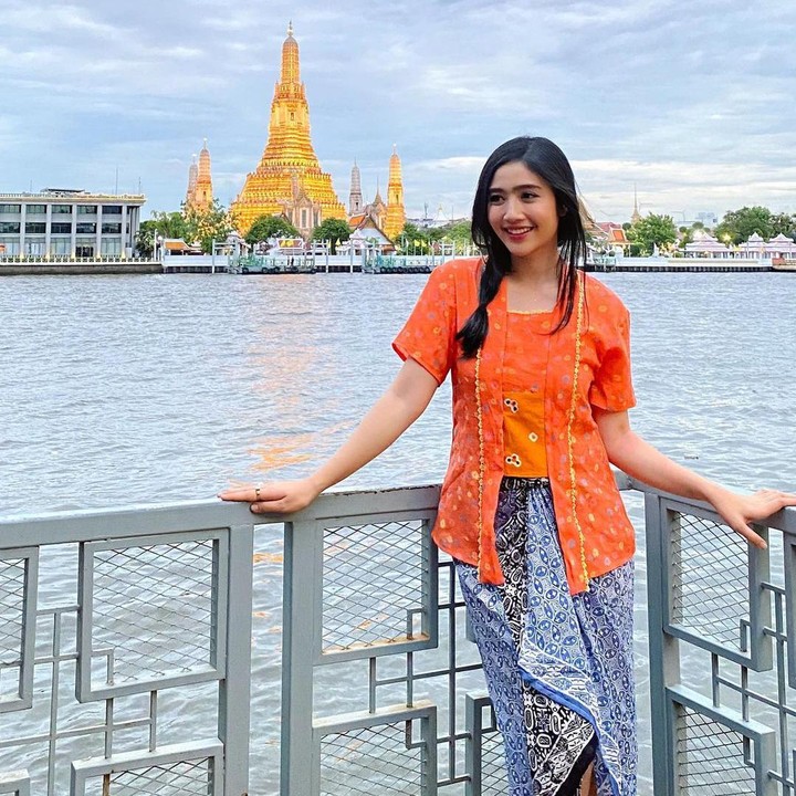 <p>Sebelumnya, bintang sinetron <em>Putih Abu-Abu</em> ini sempat mengunggah fotonya ketika mengenakan busana kebaya dari Indonesia. Deretan potretnya saat berlibur ke Thailand sukses menuai pujian warganet. "Cantik kayak artis thailand," kata akun @sintadil****. "Feb makan apasih manis terusss," ucap @_renianggra***** (Foto: Instagram @febbyrastanty)</p>