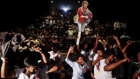 FOTO: Bioskop India Diserbu Ribuan Fans Rajinikanth