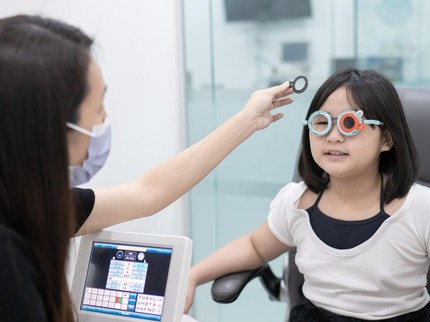 3 Terapi untuk Mata Anak Minus Tinggi, Kacamata hingga Operasi Lasik