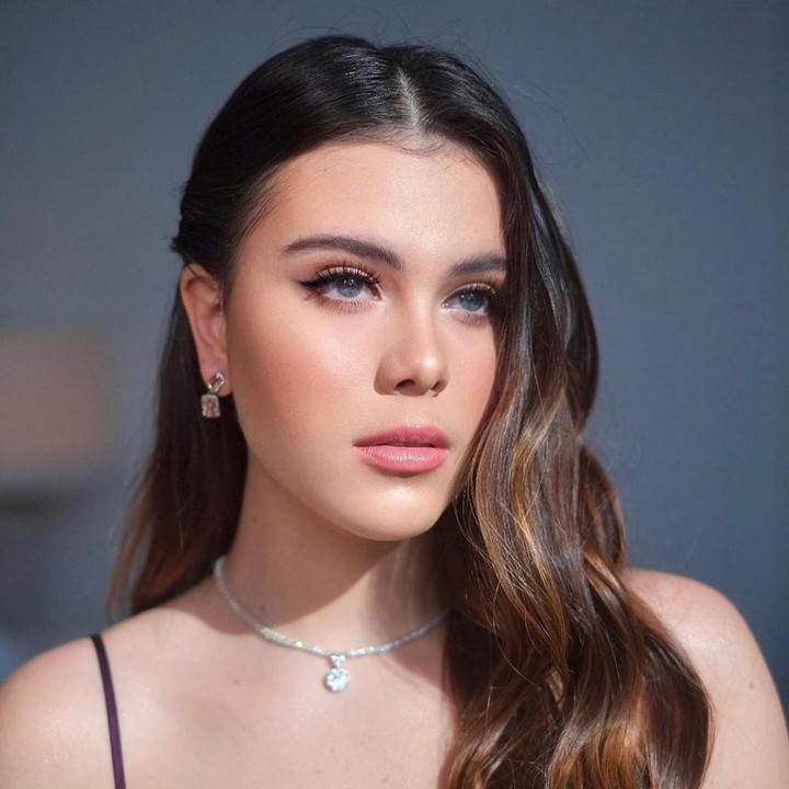 <p>Penampilan Manuella menjadi sorotan saat pernikahan sang kakak beberapa waktu lalu. Remaja 17 tahun ini terlihat anggun mengenakan gaun berwarna ungu dengan riasan yang <em>flawless</em>. (Foto: instagram sophia_latjuba88)</p>