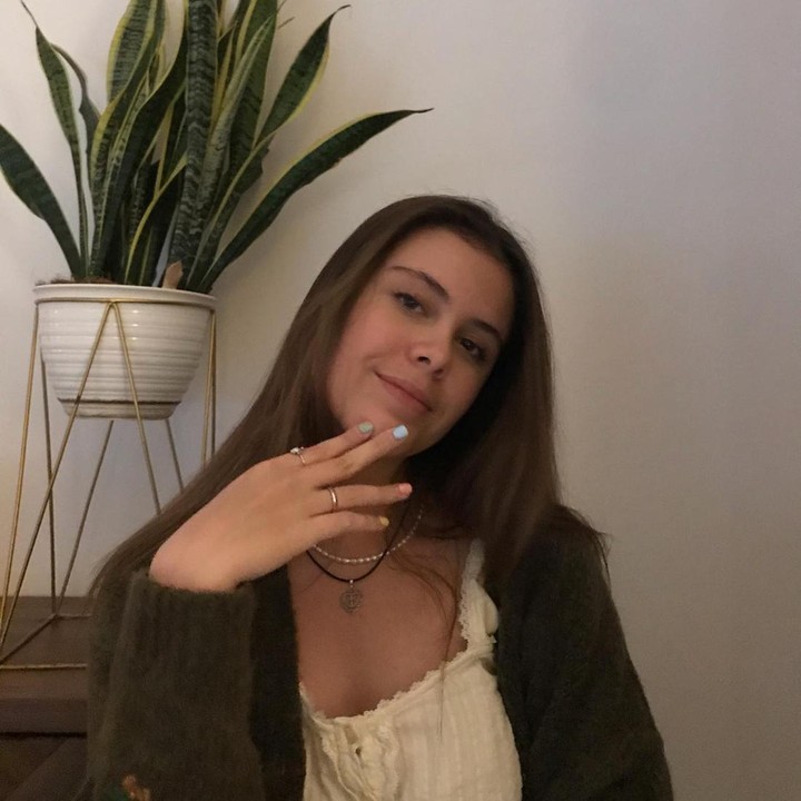 <p>Seperti sang Bunda, Manuella juga memiliki paras yang menawan, Bunda. Wajahnya yang cantik kerap menuai pujian dari netizen. (Foto: Instagram @manuellaazizaa)</p>