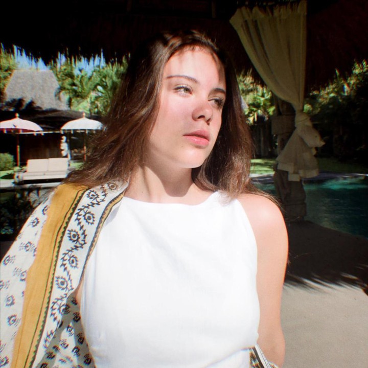 <p>Banyak netizen bilang, Manuella memiliki paras yang mirip sang ayah. Tapi, kecantikkannya mirip dengan ibunda Sophia Latjuba. Setuju ya, Bunda. (Foto: Instagram @manuellaazizaa)</p>