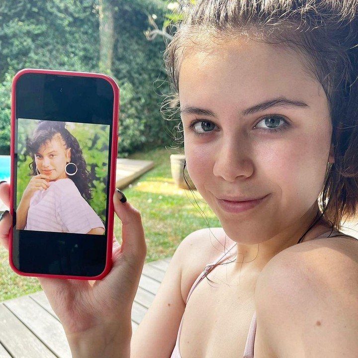 <p>Banyak netizen bilang, wajah blasteran Manuella mirip banget dengan ibundanya. Apalagi, Sophia Latjuba pernah mengunggah foto sang putri yang disandingkan dengan wajahnya saat masih muda. (Foto: Instagram @sophia_latjuba88)</p>