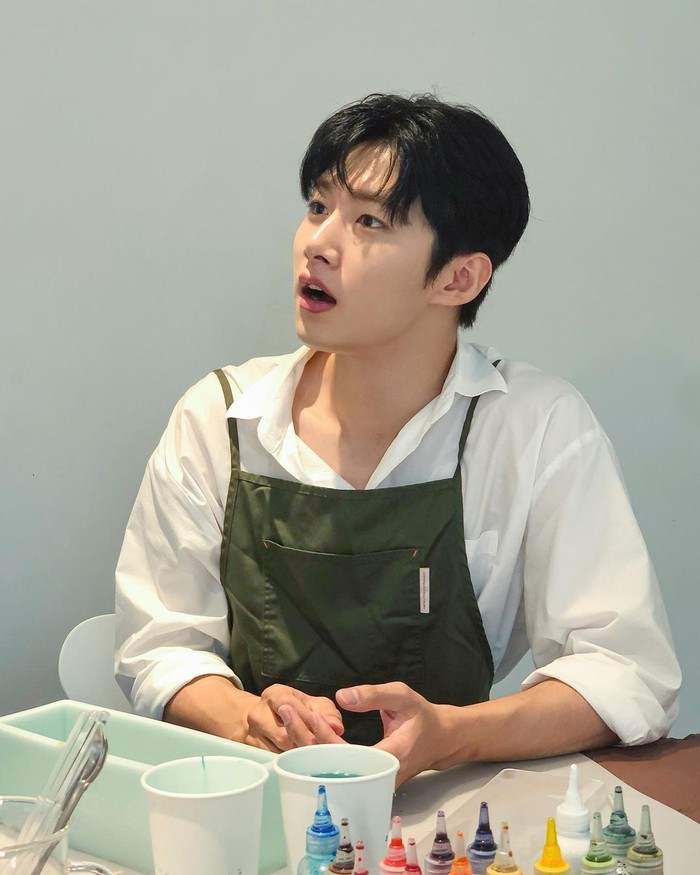 Melalui akun Instagram pribadinya, aktor kelahiran 25 April 1997 tersebut kerap kali menunjukkan kegemarannya dalam mencoba hal baru mulai dari membuat sabun, memainkan gitar, melakukan fotografi, dan masih banyak lagi./ Foto: instagram.com/jihux