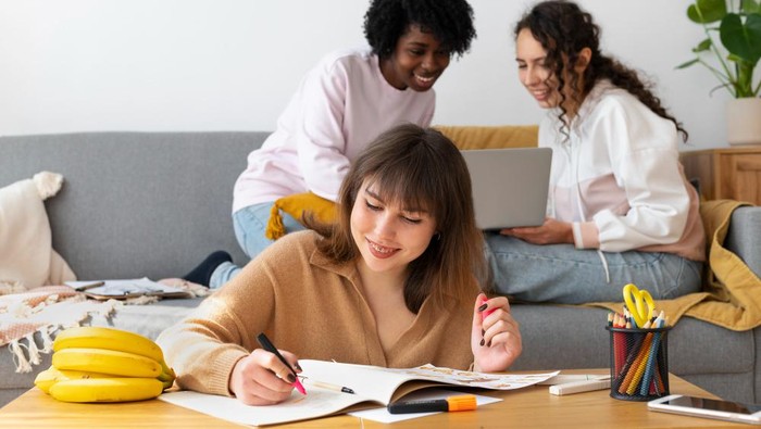 Memiliki tujuan dan minat yang berbeda satu sama lain