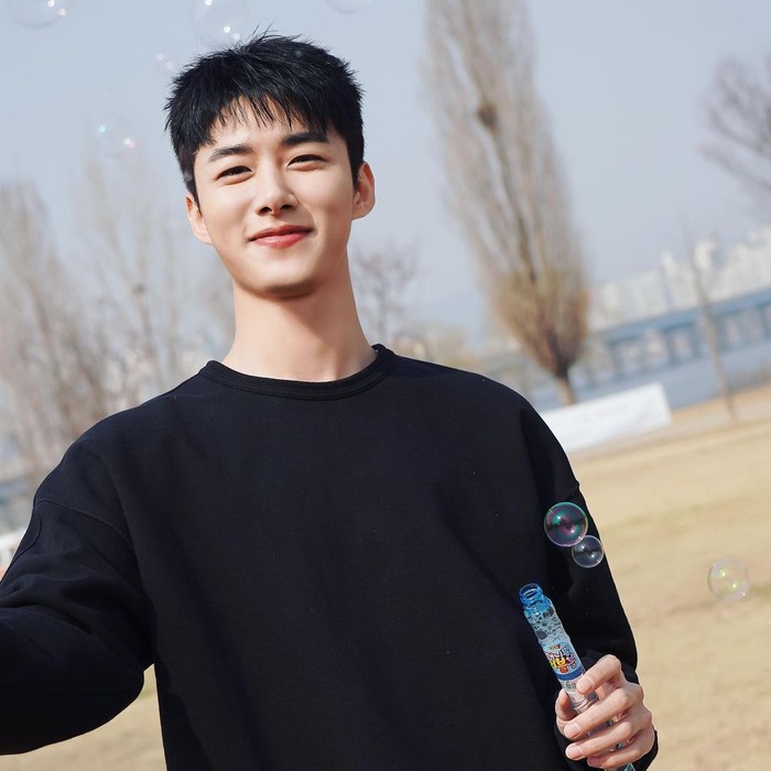 Namun meskipun nasibnya selalu mengenaskan dalam drama, pribadi Seo Ji Hoon dalam dunia nyata merupakan seseorang yang penuh aura positif dan suka mencoba hal-hal baru, Beauties./ Foto: instagramm.com/jihux