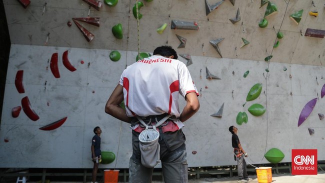 Di balik jalur panjat tebing nomor lead dan boulder, ada sosok perancang jalur yang dituntut punya imajinasi dan juga harus lihai memanjat.