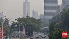 FOTO: Kelabu Langit Jakarta Berselimut Polusi Udara Saat Kemarau