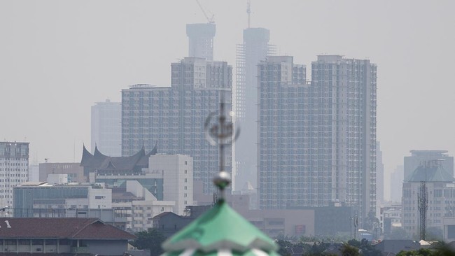 Studi mengungkap sumber polusi udara di Jakarta tidak hanya di dalam kota, tapi juga ada kontribusi emisi dari luar Jakarta dalam radius 200 kilometer.