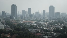 FOTO: Selimut Asap di Atap Kota