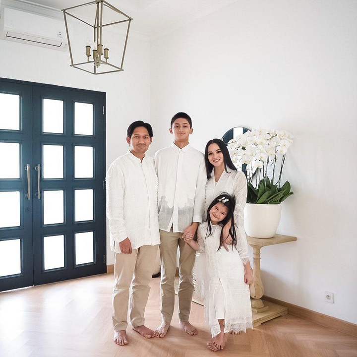 <p>Aktor ternama Ibnu Jamil menikah dengan Ririn Ekawati pada tahun 2021, Bunda. Sebelum menikah, keduanya sama-sama telah memiliki anak dari pernikahan terdahulu. (Foto: Instagram: @ibnujamilo)</p>