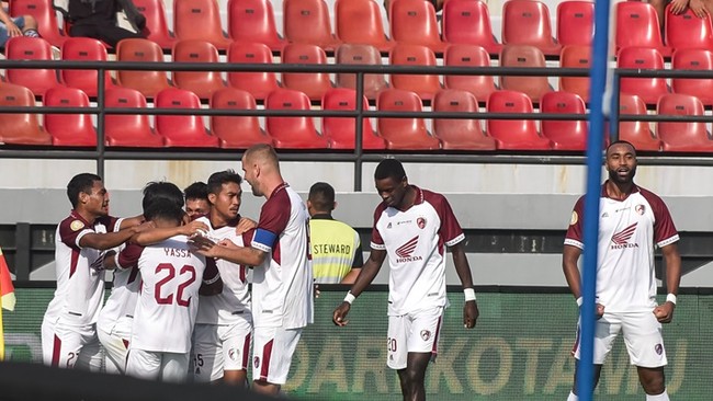 Penyerang Bali United Jefferson Assis dua kali membalas ejekan bek PSM Yuran Fernandes dalam pertandingan Liga 1 2023/2024, Jumat (11/8) sore WIB.