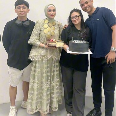 7 Potret Kekasih Tiara Savitri Beri Kejutan Ultah Pulang dari Australia ke Jakarta