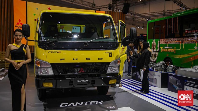 Mitsubishi Fuso Canter Edisi 60 tahun yang cuma diproduksi terbatas 60 unit telah menjumpai konsumen pertamanya, PT Joh Sukses Mandiri Motor.