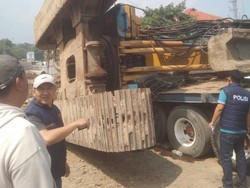 Crane Jatuh dari Truk Trailer di Pelabuhan Merak, Operator Terjepit