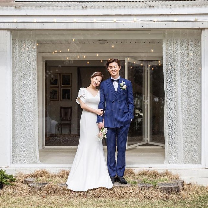 Di bawah kerlap-kerlip lampu, ekspresi sumringah dan sentuhan mesra Myeong Hwa (Park Bo Young) saat menggandeng Min Seong (Park Seo Joon) di film 'Concrete Utopia' menciptakan momen romansa yang tulus./ Foto: instagram.com/min_castle0809