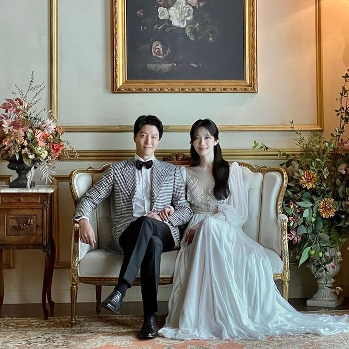 Drama Korea 'Celebrity' menghadirkan potret pernikahan Yoon Si Hyeon (Lee Chung Ah) dan Jin Tae Jeon (Lee Dong Gun). Dengan outfit mewah dan dekorasi menawan, momen pernikahan mereka menjadi semakin lengkap./ Foto: instagram.com/leechungah