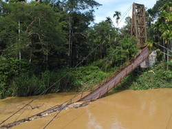 Video Jembatan Gantung di Banten Ambruk, 5 Pelajar Jatuh ke Sungai