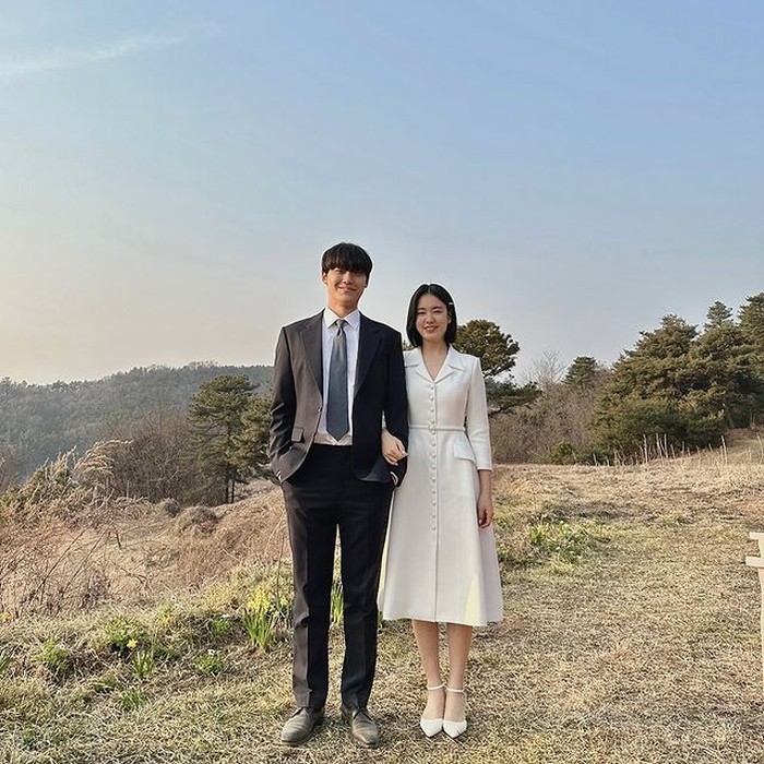 Meskipun sederhana, pasangan Choi Kang Ho (Lee Do Hyun) dan Lee Mi Joo (Ahn Eun Jin) di drama 'The Good Bad Mother' terlihat bahagia saat melangsungkan pernikahan mereka./ Foto: instagram.com/eunjin___a