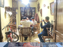Momen Kakek Sebar Hoax Pendemo Ditusuk Aparat Ditangkap depan Istri