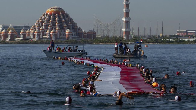 Sebanyak 140 perenang mengarak bendera merah putih sepanjang 78 meter di Makassar, Sulsel.