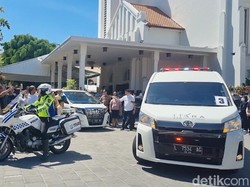 Ratusan Jemaat Katolik Antar Uskup Surabaya ke Pemakaman Puhsarang Kediri