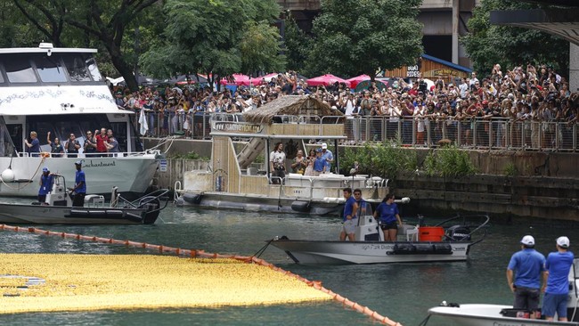 FOTO: Lautan 75 Ribu Bebek Karet di Sungai Chicago