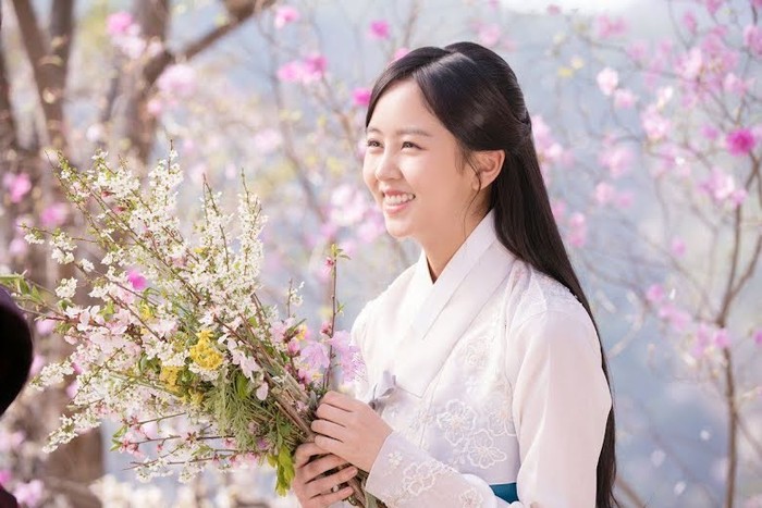 Selain memiliki paras yang cantik dan awet muda, Kim So Hyun juga memiliki hati yang hangat dan baik hati. Bahkan sangking baiknya, ia diketahui mem-follow back banyak penggemarnya di Instagram./ Foto: koreaboo.com