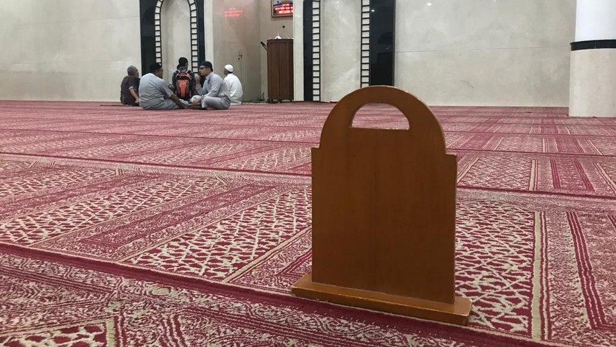 Sutrah adalah pembatas sholat.