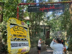 Karangan Bunga Jokowi hingga Anies di Rumah Duka Djoko Pekik