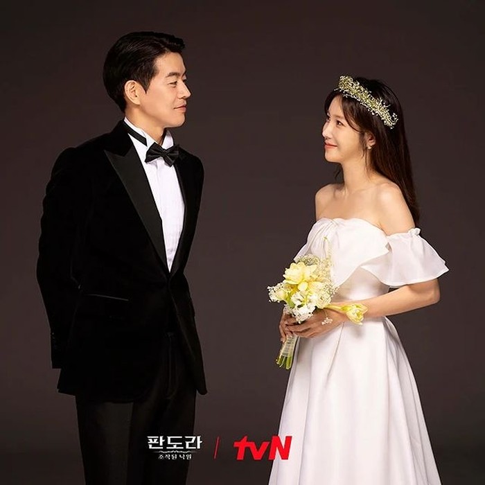 Tampak serasi satu sama lain, Pyo Jae Hyun (Lee Sang Yoon) dan Hong Tae Ra (Lee Ji Ah) di drama 'Pandora: Beneath the Paradise' saling menatap dengan romantis dalam balutan busana pernikahan yang memesona./ Foto: instagram.com/tvn_drama