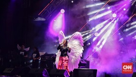 Titi DJ Tampil Bak Bidadari di Panggung The 90's Festival