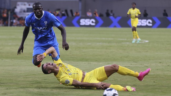 Cristiano Ronaldo melalui perjuangan berat di lapangan hijau saat membawa Al Nassr juara Arab Club Champions Cup.