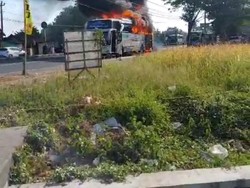 Bus Wisata Terbakar Hebat di Jalur Utama Solo-Jogja