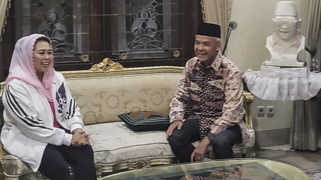 Bakal calon presiden diusung PDIP Ganjar Pranowo mengunjungi kediaman Yenny Wahid di Ciganjur, Jakarta Selatan.