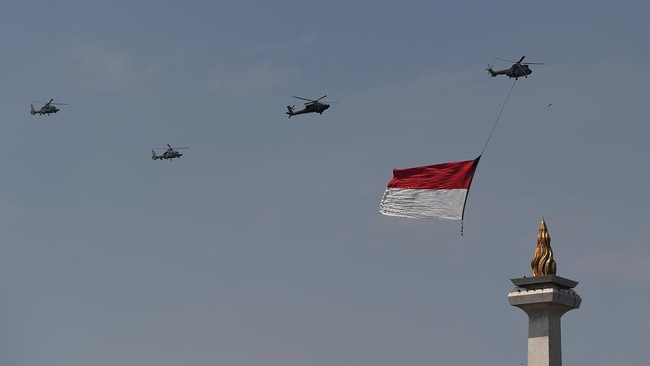 Langit Jakarta telihat semarak dengan atraksi udara atau Fly Pass oleh pesawat tempur TNI termasuk F-16 Fighting Falcon.