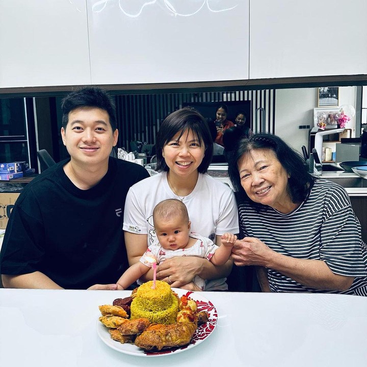 <p>Disebut Greysia, perayaan ini sederhana ini berlangsung sesaat setelah ia bangun tidur. Ia pun mengaku sangat bersyukur karena memperingati hari tersebut bersama orang-orang yang ia cintai. "Perayaan ulang tahun kami yang sederhana dan baru saja bangun tidur. Dengan orang-orang yang saya cintai. Terima kasih Tuhan Yesus," tulisnya dalam caption. (Foto: Instagram @greyspolii dan @felixdjimin)<br /><br /><br /></p>